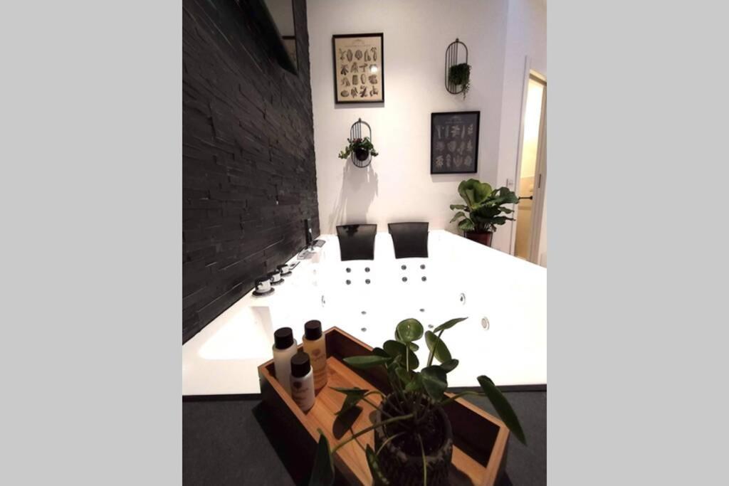 Elegante Open Space Con Vasca Idromassaggio A Trastevere Luaran gambar